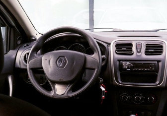 Подержанный автомобиль Renault Logan Sedan 2015 года (17 фото)
