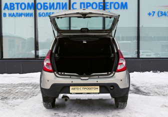 Подержанный автомобиль Renault Sandero 2012 года (16 фото)