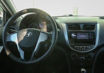 Подержанный автомобиль Hyundai Solaris Sedan 2013 года (10 фото)