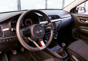 Подержанный автомобиль Kia Rio Sedan 2019 года (16 фото)