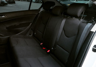 Подержанный автомобиль Peugeot 408 2013 года (15 фото)