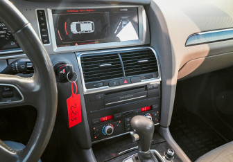 Подержанный автомобиль Audi Q7 2010 года (15 фото)
