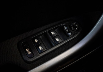 Подержанный автомобиль Peugeot 308 Hatchback 2010 года (15 фото)