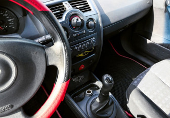 Подержанный автомобиль Renault Megane Sedan 2006 года (9 фото)