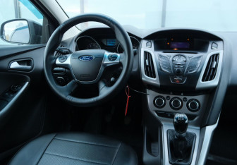 Подержанный автомобиль Ford Focus Sedan 2011 года (10 фото)