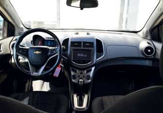 Подержанный автомобиль Chevrolet Aveo Hatchback 2014 года (23 фото)