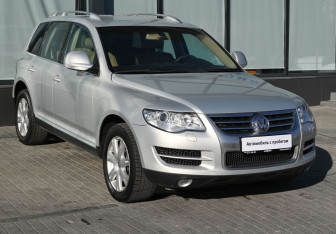 Подержанный автомобиль Volkswagen Touareg 2008 года (7 фото)