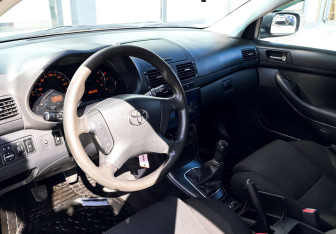 Подержанный автомобиль Toyota Avensis Sedan 2006 года (14 фото)