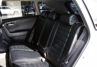 Подержанный автомобиль Toyota RAV4 2020 года (17 фото)