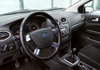 Подержанный автомобиль Ford Focus Hatchback 2006 года (10 фото)