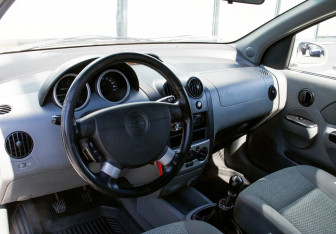 Подержанный автомобиль Chevrolet Aveo Hatchback 2005 года (14 фото)
