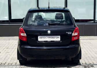 Подержанный автомобиль Skoda Fabia Hatchback 2010 года (4 фото)