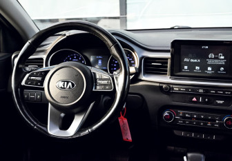 Подержанный автомобиль Kia Ceed Hatchback 2019 года (17 фото)
