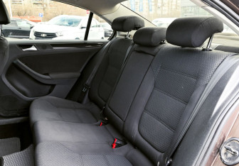 Подержанный автомобиль Volkswagen Jetta Sedan 2012 года (15 фото)