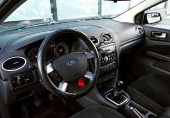 Подержанный автомобиль Ford Focus Sedan 2006 года (15 фото)