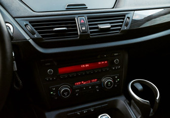 Подержанный автомобиль BMW X1 2012 года (10 фото)