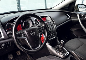 Подержанный автомобиль Opel Astra Hatchback 2012 года (16 фото)