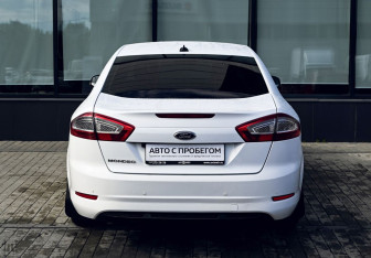 Подержанный автомобиль Ford Mondeo Liftback 2011 года (4 фото)