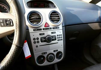 Подержанный автомобиль Opel Corsa 2007 года (10 фото)