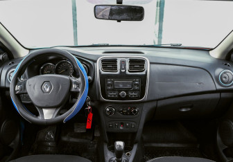 Подержанный автомобиль Renault Sandero 2015 года (12 фото)