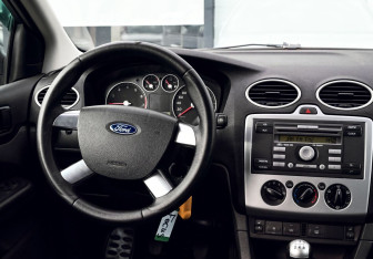 Подержанный автомобиль Ford Focus Sedan 2007 года (17 фото)