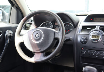 Подержанный автомобиль Renault Megane Sedan 2007 года (20 фото)