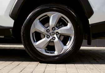 Подержанный автомобиль Toyota RAV4 2020 года (21 фото)