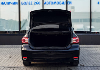 Подержанный автомобиль Toyota Corolla Sedan 2012 года (17 фото)