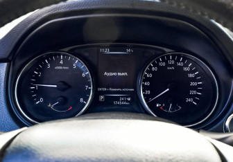 Подержанный автомобиль Nissan X-Trail 2016 года (9 фото)
