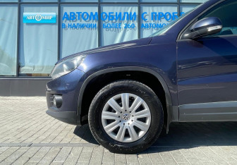 Подержанный автомобиль Volkswagen Tiguan 2011 года (17 фото)