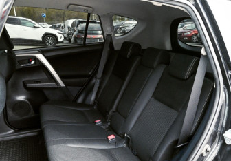 Подержанный автомобиль Toyota RAV4 2015 года (17 фото)