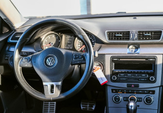 Подержанный автомобиль Volkswagen Passat Sedan 2012 года (11 фото)