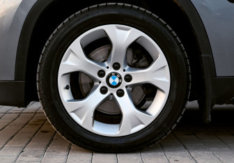 Подержанный автомобиль BMW X1 2012 года (21 фото)