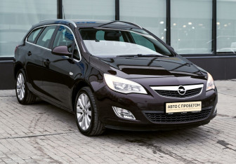 Подержанный автомобиль Opel Astra Wagon 2012 года (7 фото)