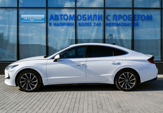 Подержанный автомобиль Hyundai Sonata 2023 года (2 фото)