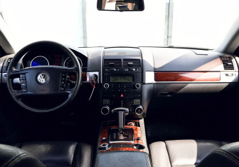 Подержанный автомобиль Volkswagen Touareg 2007 года (16 фото)