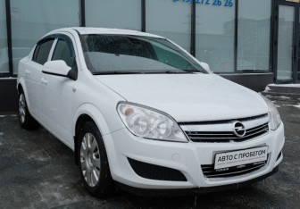 Подержанный автомобиль Opel Astra Sedan 2012 года (7 фото)