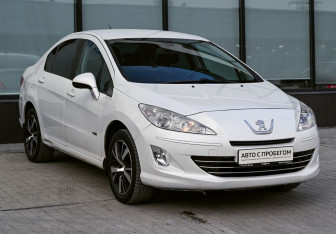 Подержанный автомобиль Peugeot 408 2016 года (7 фото)