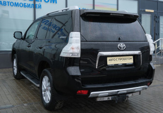 Подержанный автомобиль Toyota Land Cruiser Prado 2010 года (3 фото)
