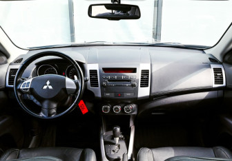 Подержанный автомобиль Mitsubishi Outlander 2012 года (17 фото)
