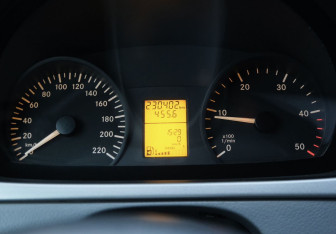 Подержанный автомобиль Mercedes-Benz Viano 2010 года (13 фото)