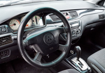 Подержанный автомобиль Mitsubishi Lancer Sedan 2004 года (10 фото)