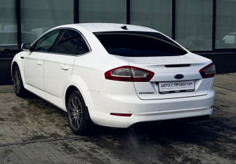 Подержанный автомобиль Ford Mondeo Liftback 2011 года (3 фото)