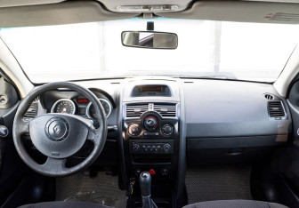 Подержанный автомобиль Renault Megane Sedan 2005 года (12 фото)