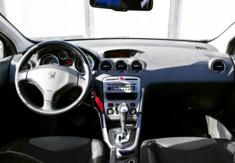 Подержанный автомобиль Peugeot 308 Hatchback 2011 года (16 фото)