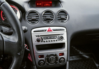 Подержанный автомобиль Peugeot 308 Hatchback 2009 года (13 фото)