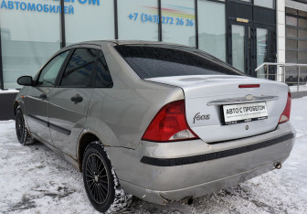 Подержанный автомобиль Ford Focus Sedan 2003 года (3 фото)