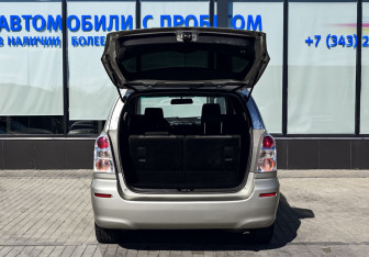 Подержанный автомобиль Toyota Corolla Verso 2008 года (17 фото)