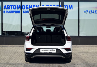 Подержанный автомобиль Volkswagen T-Roc 2021 года (24 фото)