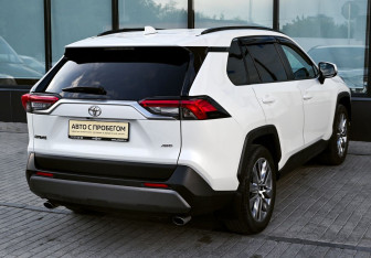 Подержанный автомобиль Toyota RAV4 2022 года (5 фото)